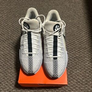 Nike Sabrina 1 “Magnetic”

Size is 15M/16.5W. Comes with original box.